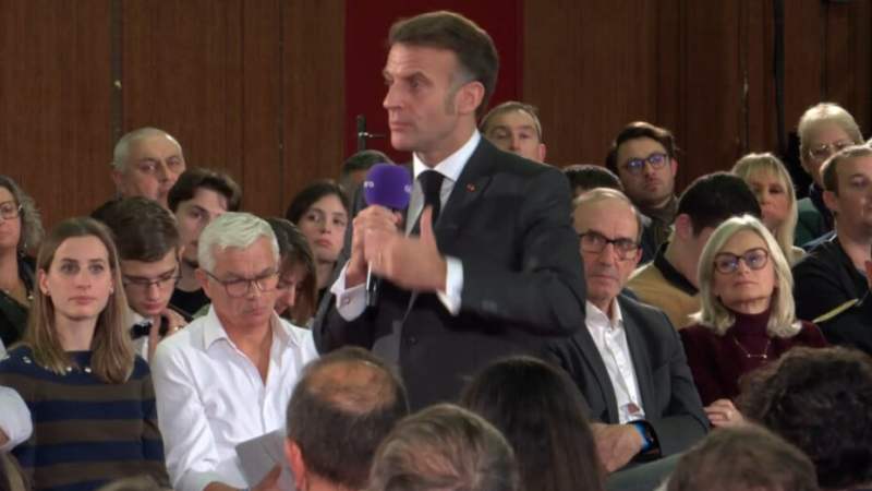 Macron souhaite interdire les smartphones au lycée dès l’année prochaine, et ça s’annonce déjà comme un casse-tête Macron souhaite interdire les smartphones au lycée dès l’année prochaine, et ça s’annonce déjà comme un casse-tête