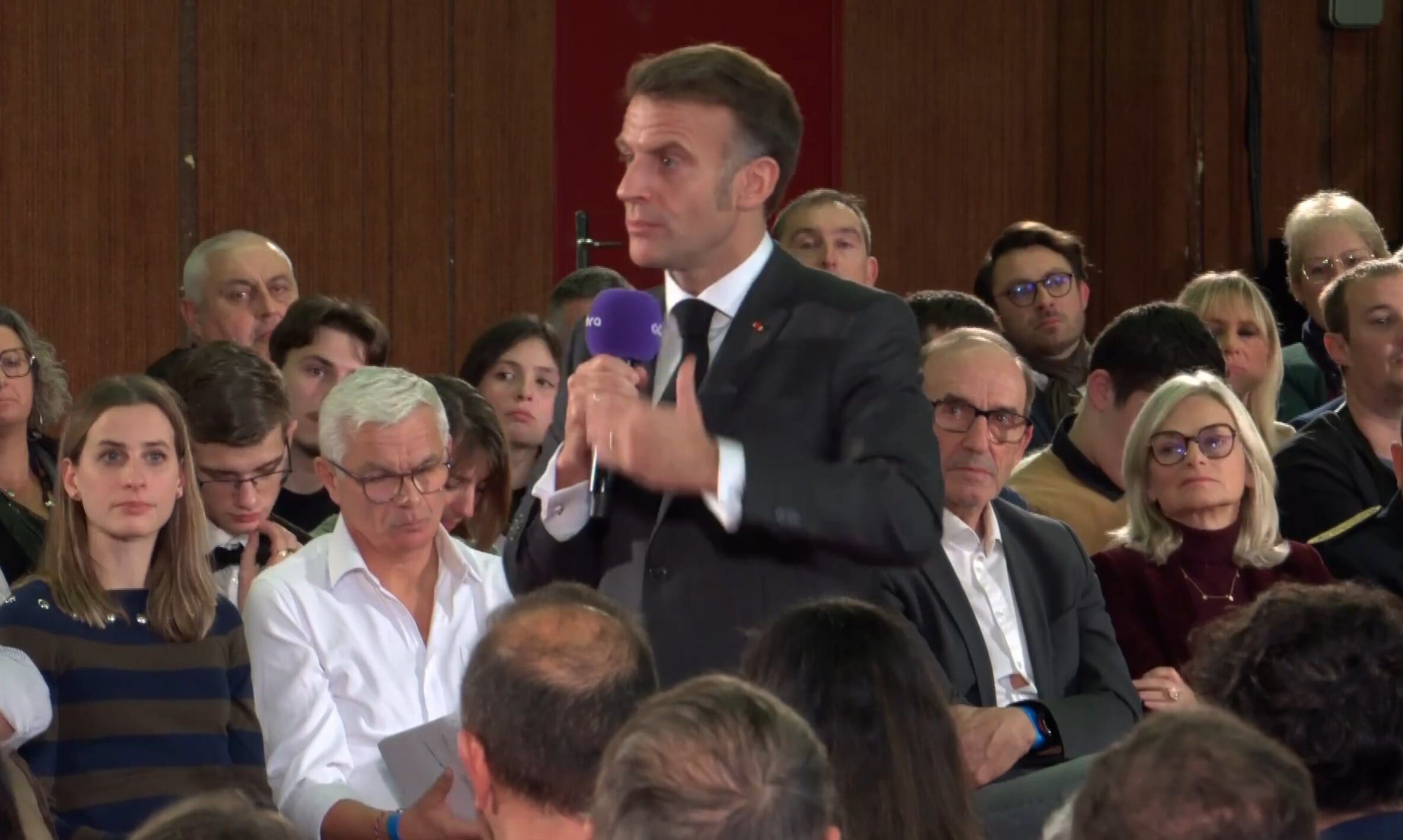 Emmanuel Macron lors de son échange avec les lecteurs du groupe Ebra