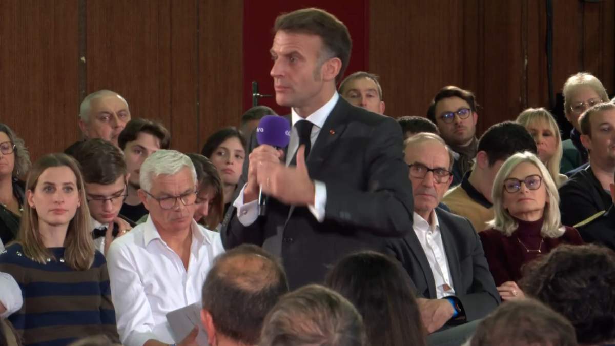 Emmanuel Macron lors de son échange avec les lecteurs du groupe Ebra