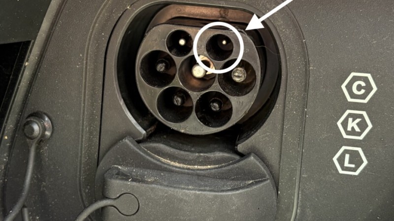 Voici à quoi sert cette broche mystère de votre prise de voiture électrique Voici à quoi sert cette broche mystère de votre prise de voiture électrique