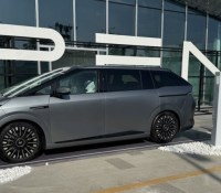 Une pompe à essence sur un salon Xpeng, une première pour le lancement de ce X9 Power. Canton, le 6 novembre 2025