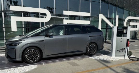 Une pompe à essence sur un salon Xpeng, une première pour le lancement de ce X9 Power. Canton, le 6 novembre 2025