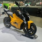 Moto électrique : Ultraviolette dévoile un trail, un maxi-scooter et un casque connecté et on les a vu