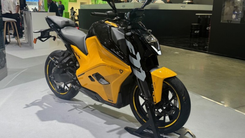 Moto électrique : Ultraviolette dévoile un trail, un maxi-scooter et un casque connecté et on les a vu
