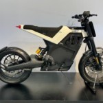 Peugeot dévoile de nouvelles motos électriques ultra-stylées et on a pu monter dessus