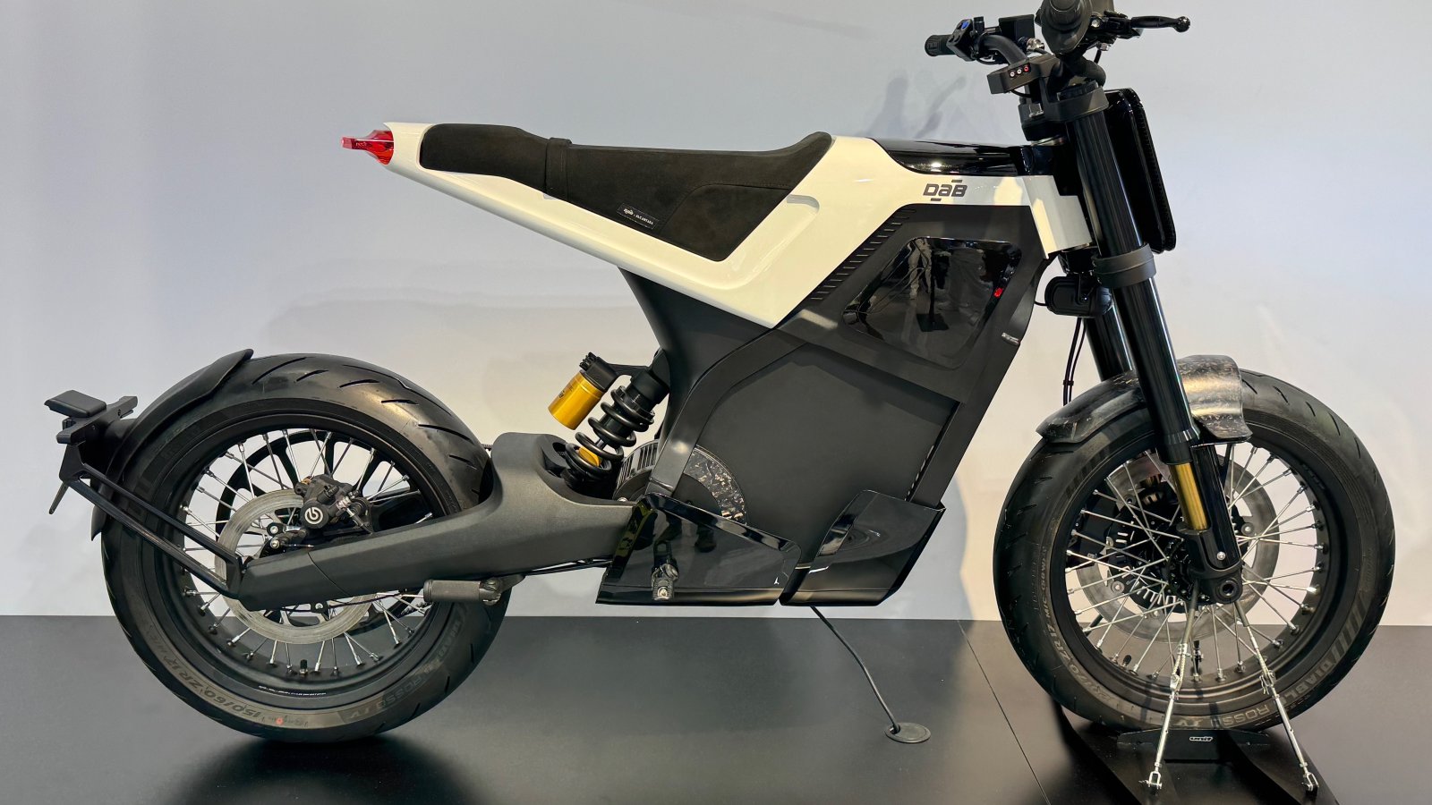 Peugeot dÃ©voile de nouvelles motos Ã©lectriques ultra-stylÃ©es et on a pu monter dessus