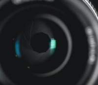 Les lames de l'objectifs se resserrent pour diminuer l'ouverture // Source : mj tang via Unsplash