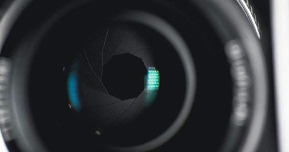 Les lames de l'objectifs se resserrent pour diminuer l'ouverture // Source : mj tang via Unsplash Les lames de l'objectifs se resserrent pour diminuer l'ouverture // Source : mj tang via Unsplash