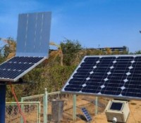 Les deux versions des panneaux solaires autonettoyants installées à l’extérieur.