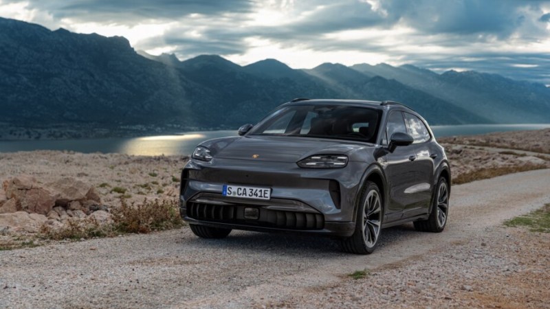Le Porsche Cayenne devient enfin une voiture électrique, et fait mieux que la 911 Turbo S