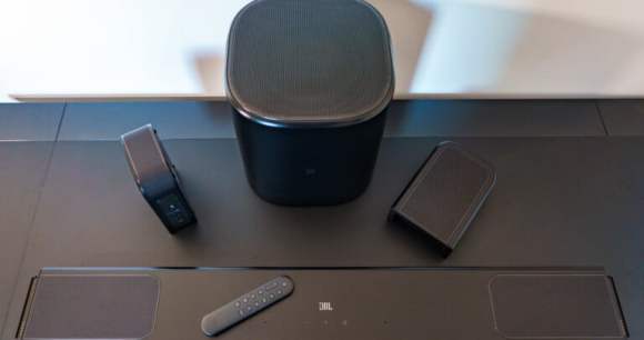 La JBL Bar 1300 MKII avec son caisson de basses et sa télécommande