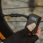 Cette pompe électrique pour vélo est l’une des plus petites au monde