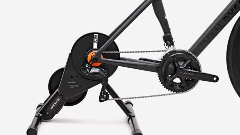 Van Rysel D100 : on a testé le moins cher des home-trainers Decathlon et finalement, c’est du sérieux Van Rysel D100 : on a testé le moins cher des home-trainers Decathlon et finalement, c’est du sérieux