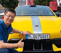 Lu Weibing, le président du groupe, avec la Xiaomi SU7 Ultra immatriculée en Europe