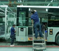 Des travailleurs assemblent un bus dans l'usine Yutong de Zhengzhou, dans la province du Henan