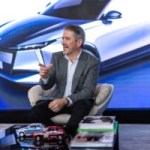 « Il faut toujours des boutons physiques » : le patron du design de Stellantis nous explique comment il compte se différencier de Tesla et des marques chinoises