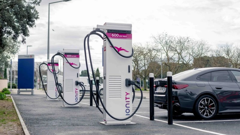 La recharge des voitures électriques en moins de 10 min arrive enfin chez Ionity en France