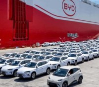 Des BYD devant un des bateaux cargos de la flotte // Source : BYD