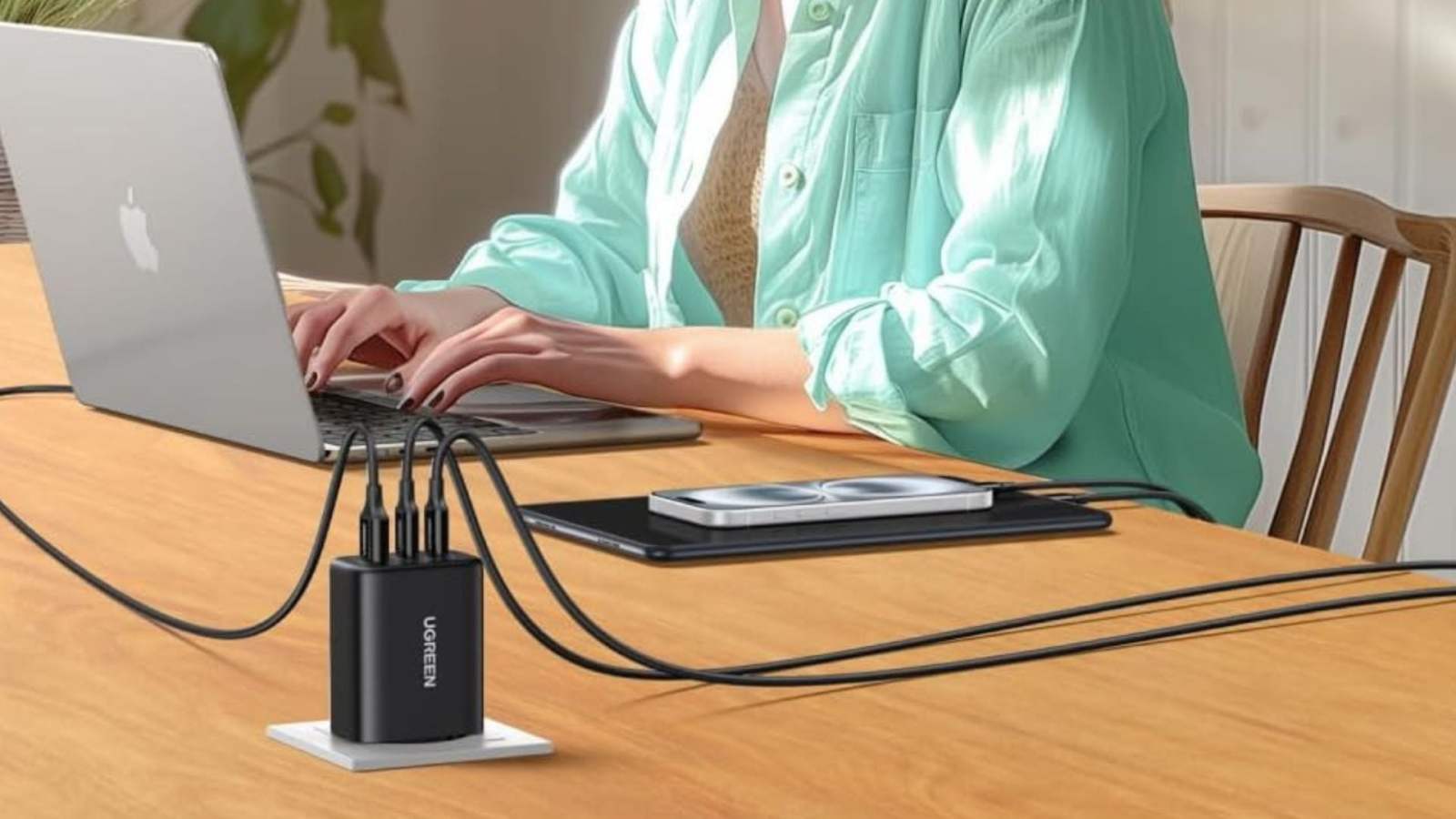 Ce chargeur Ugreen 65 W 3â€‘enâ€‘1, parfait pour voyager, perd 39% de son prix sur Amazon