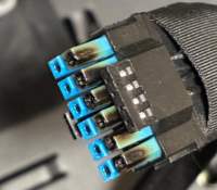 Les marques de brûlures sur le connecteur sont bien visibles