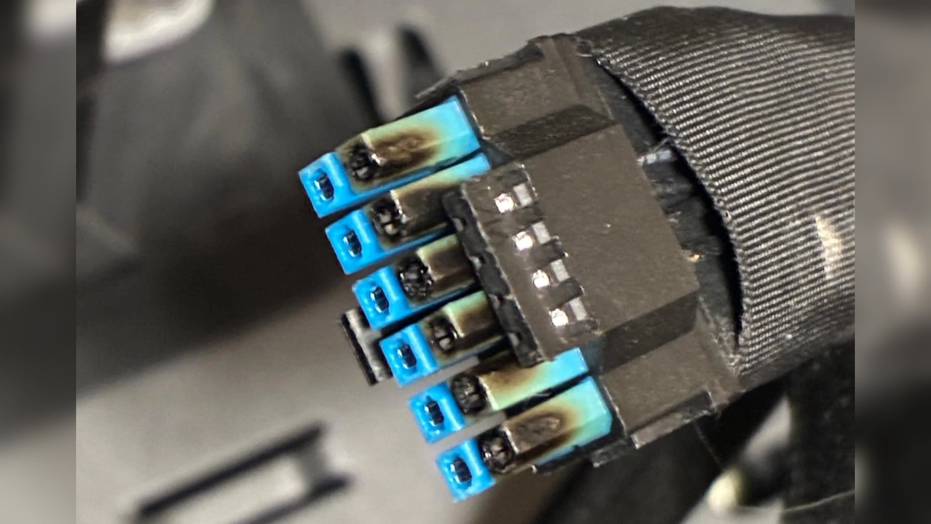 Des marques de br&ucirc;lures sur le connecteur d'une carte graphique AMD