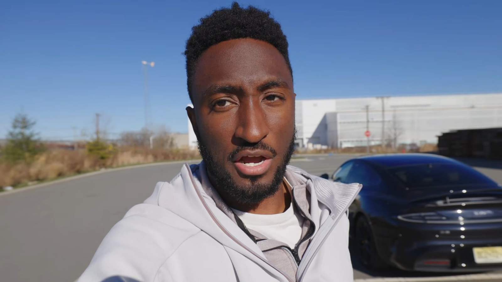 Â«Â Ils vont tout Ã©craserÂ Â» : MKBHD teste la voiture Ã©lectrique chinoise de Xiaomi...