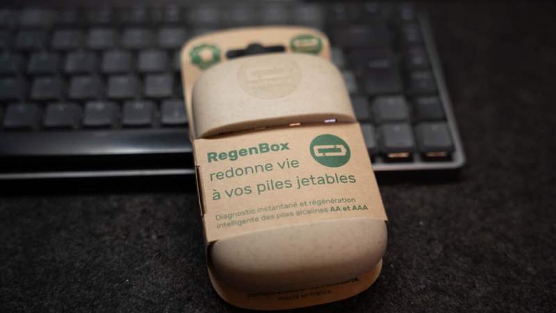 Recharger des piles « jetables » alcalines, c&rsquo;est possible&nbsp;: on a testé le boîtier RegenBox 2 qui les recharge