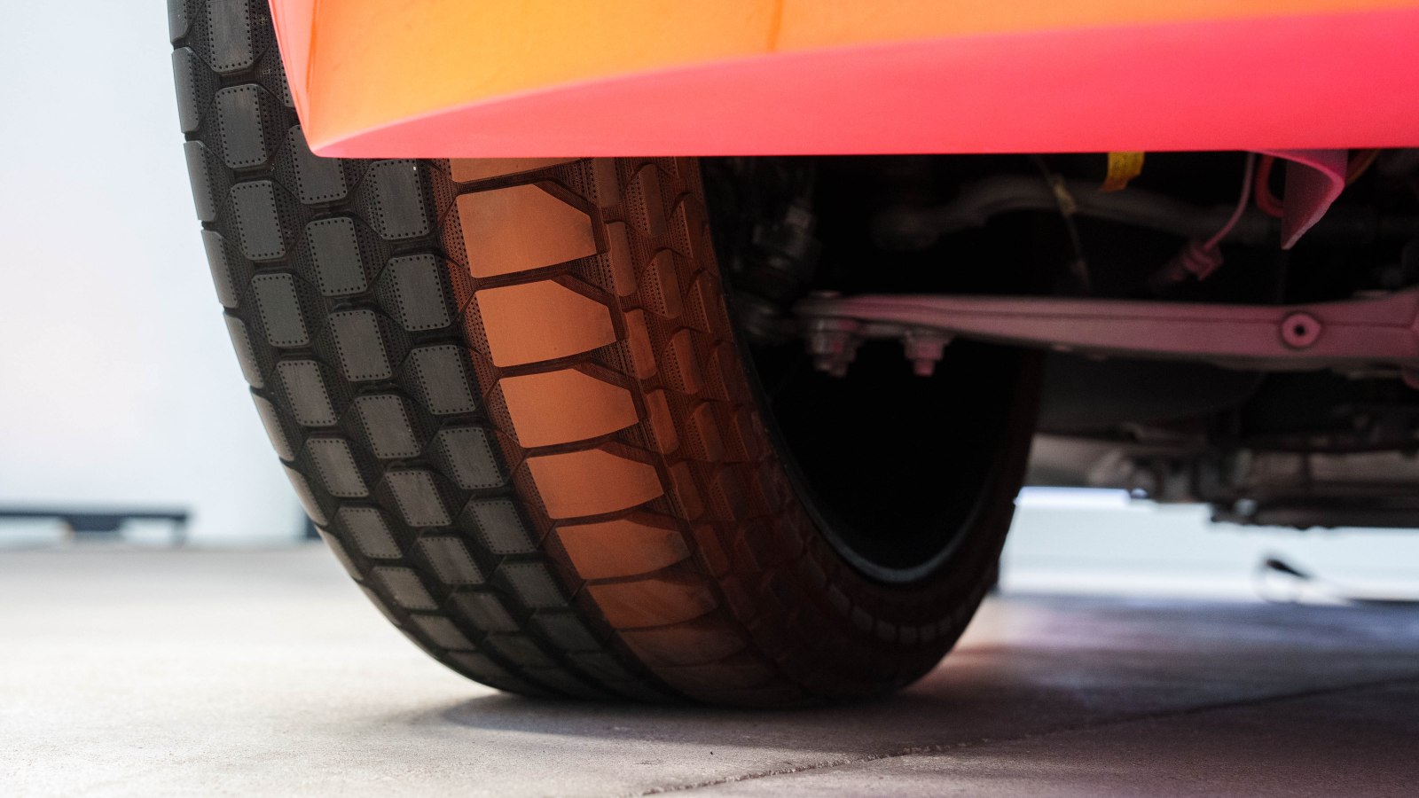 CitroÃ«n et Goodyear sâ€™associent pour rÃ©inventer la roue avec ce pneu lumineux et...