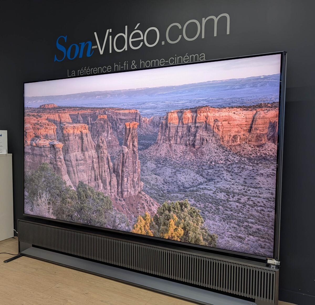 Prise en main du TV géant de 116 pouces Hisense 116UX : le téléviseur ...