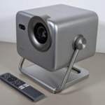 Ce mini projecteur laser ultra lumineux à prix cassé affiche des images 4K jusqu’à 200&Prime; sur votre mur