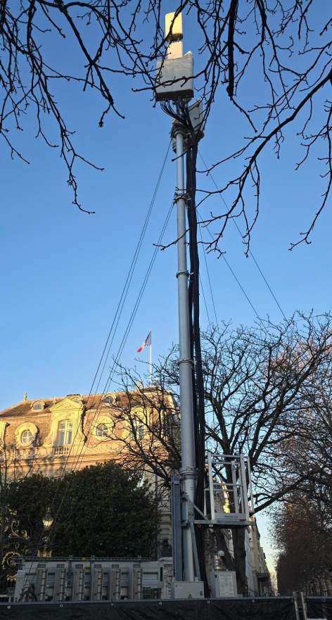 La station mise en place par Free sur les Champs-&Eacute;lys&eacute;es  // Source : Free