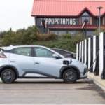 +11 % en un an : pourquoi la facture d&rsquo;assurance des voitures électriques a fortement augmenté