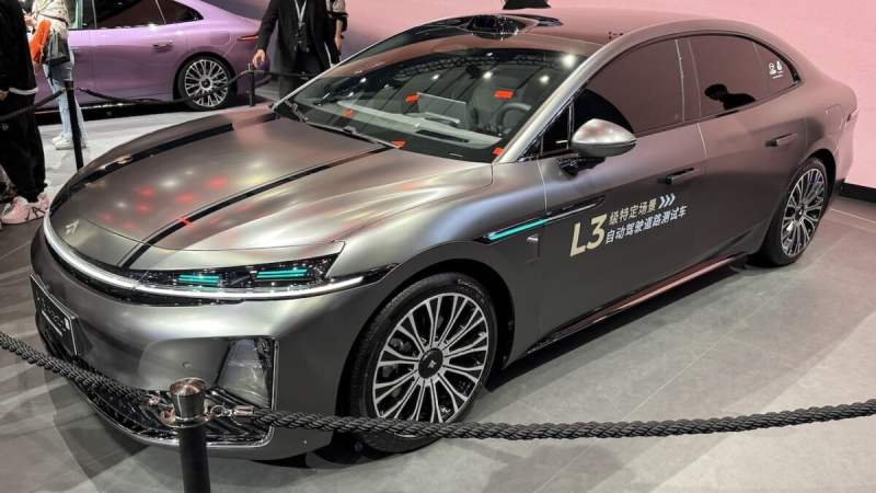On a vu la première voiture électrique chinoise qui conduit seule à 120 km/h&nbsp;: la GAC Hyptec A800