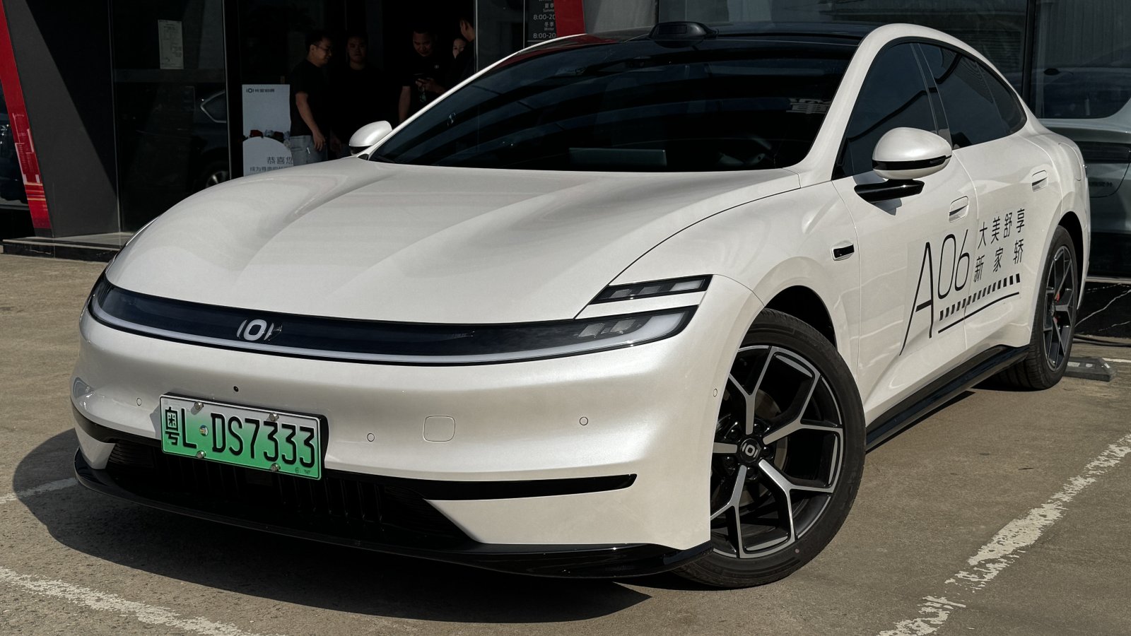 Les voitures chinoises calent en France, le panneau solaire Tesla qui fonctionne à l’ombre et le VTC Decathlon abordable – Le récap’ Survoltés