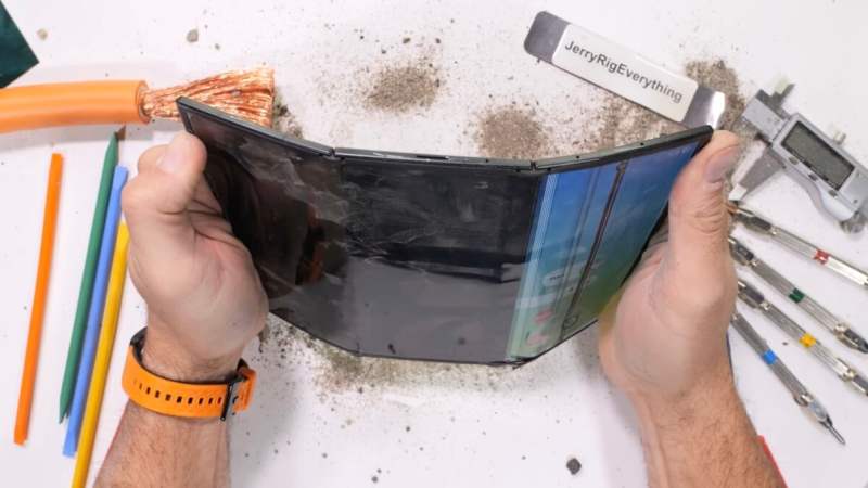 JerryRigEverything a plié le Samsung Galaxy Z Trifold trop facilement… mais dans le mauvais sens