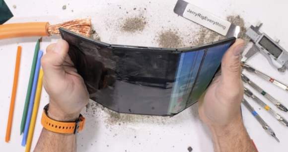 Source : JerryRigEverything - YouTube