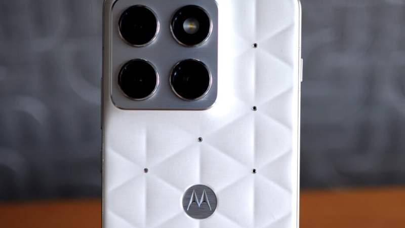 Face aux smartphones noirs et tristes, le Motorola Edge 70 Pantone Color of the Year 2026 fait un bien fou