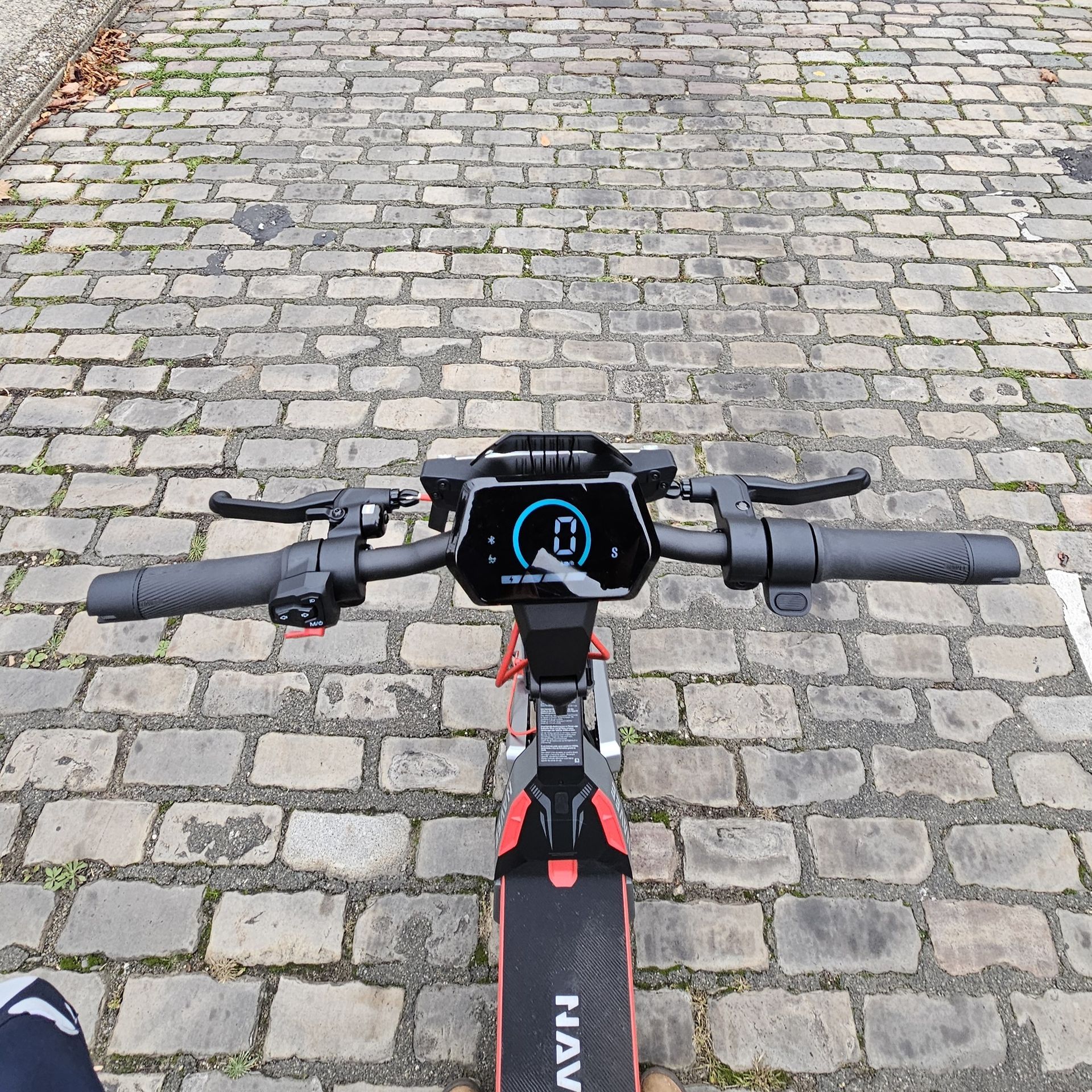 Navee XT5 Pro conduite pavés