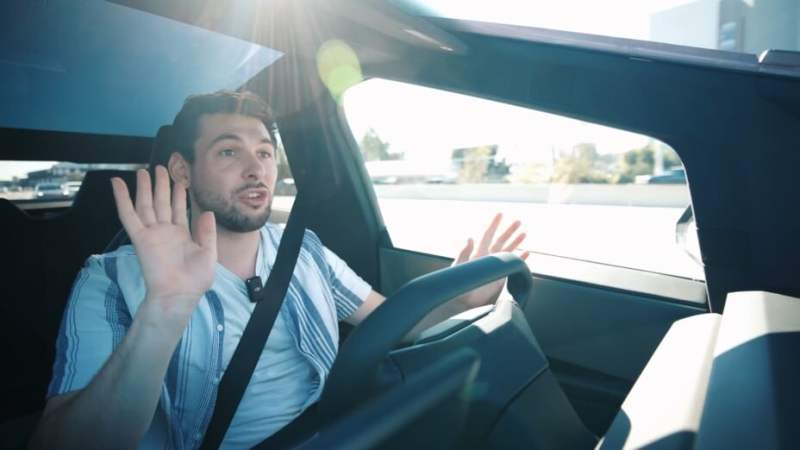 « J’ai trouvé ça complètement fou » : on a lâché un novice dans une Tesla à Los Angeles, heureusement que le FSD était actif