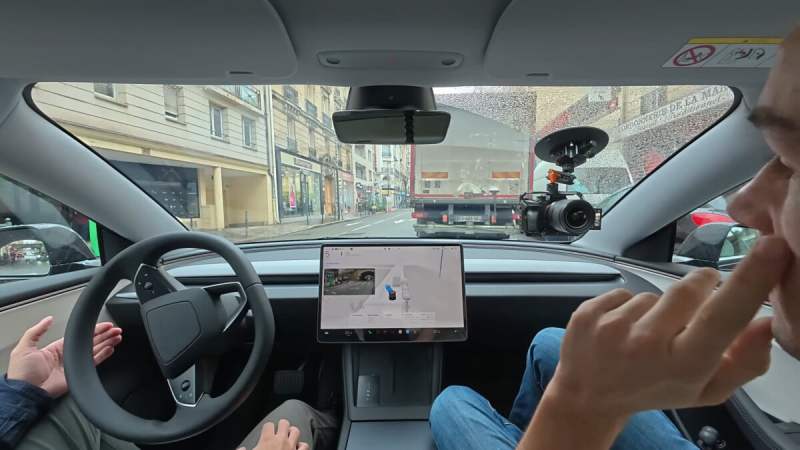 Tesla : cette assurance inédite divise son prix par 2 en cas de FSD activé, mais à une lourde condition