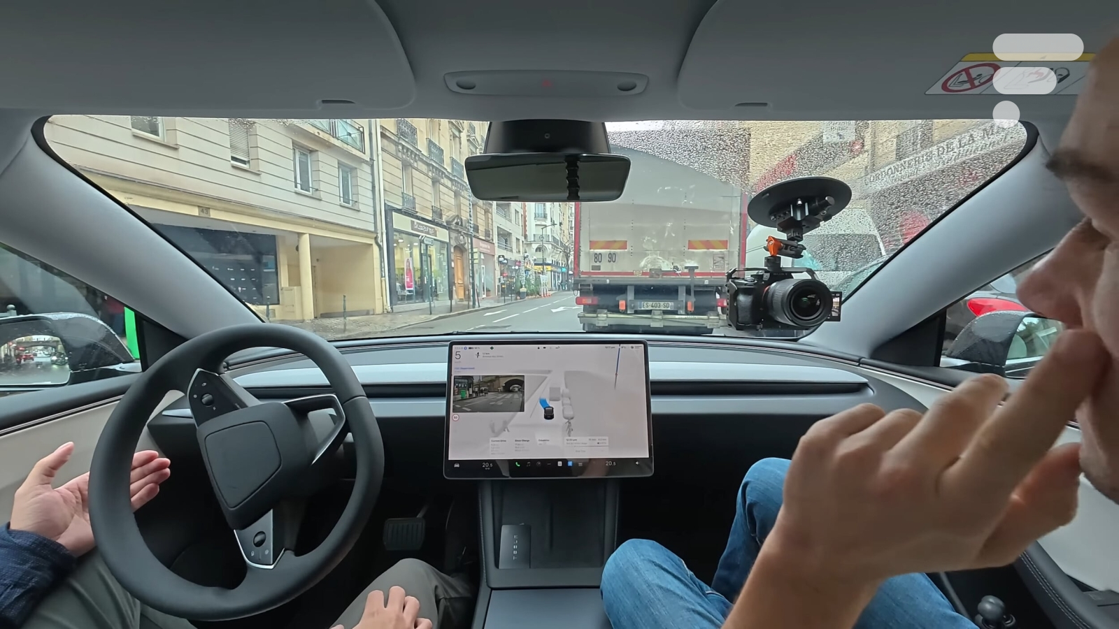 Tesla : cette assurance inédite divise son prix par 2 en cas de FSD activé, mais à une lourde condition