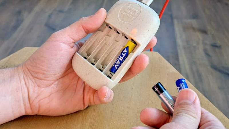 Cet appareil révolutionnaire et abordable permet de recharger des piles non rechargeables