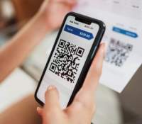 QR Code sur un smartphone // Source : Adobe Stock