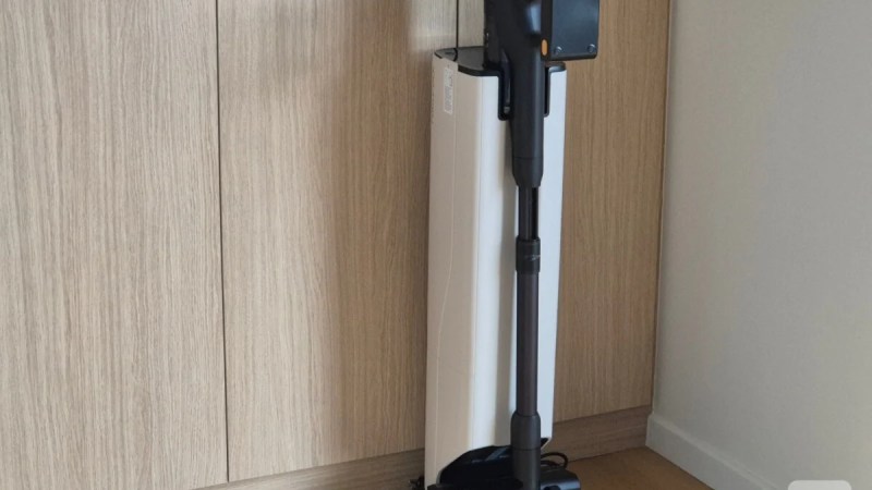 Ultra-puissant et livré avec une station de vidange, l&rsquo;aspirateur-balai Roborock H60 Hub Ultra avale toutes les saletés pour moins de 400&nbsp;€