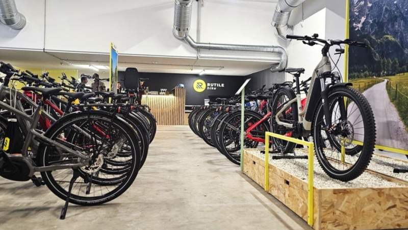 « Un vélo, ça s’essaie » : on a visité la nouvelle boutique de vélos électriques reconditionnés lancée par Rutile à Paris