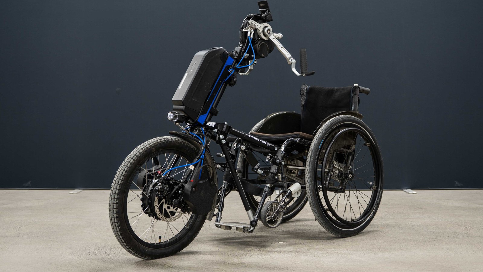 Sans chaÃ®ne, ce vÃ©lo Ã©lectrique adaptÃ© au fauteuil roulant est une crÃ©ation de...