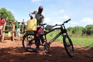 V&eacute;lo &eacute;lectrique Ouganda transport eau