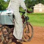 « Le vélo électrique sauve la vie des enfants » : en Ouganda, l’incroyable impact des vélos électriques médicaux