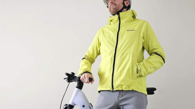 On a testé la veste vélo imperméable Gorewear Lupra 2.0&nbsp;: elle brave la pluie sans broncher