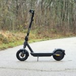 On a testé la Xiaomi Electric Scooter 5 Plus : une trottinette électrique avec des roues de 12 pouces qui offre une belle sérénité